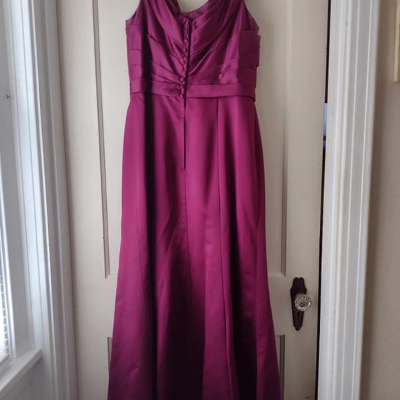 Gown - Picture 5 of 7